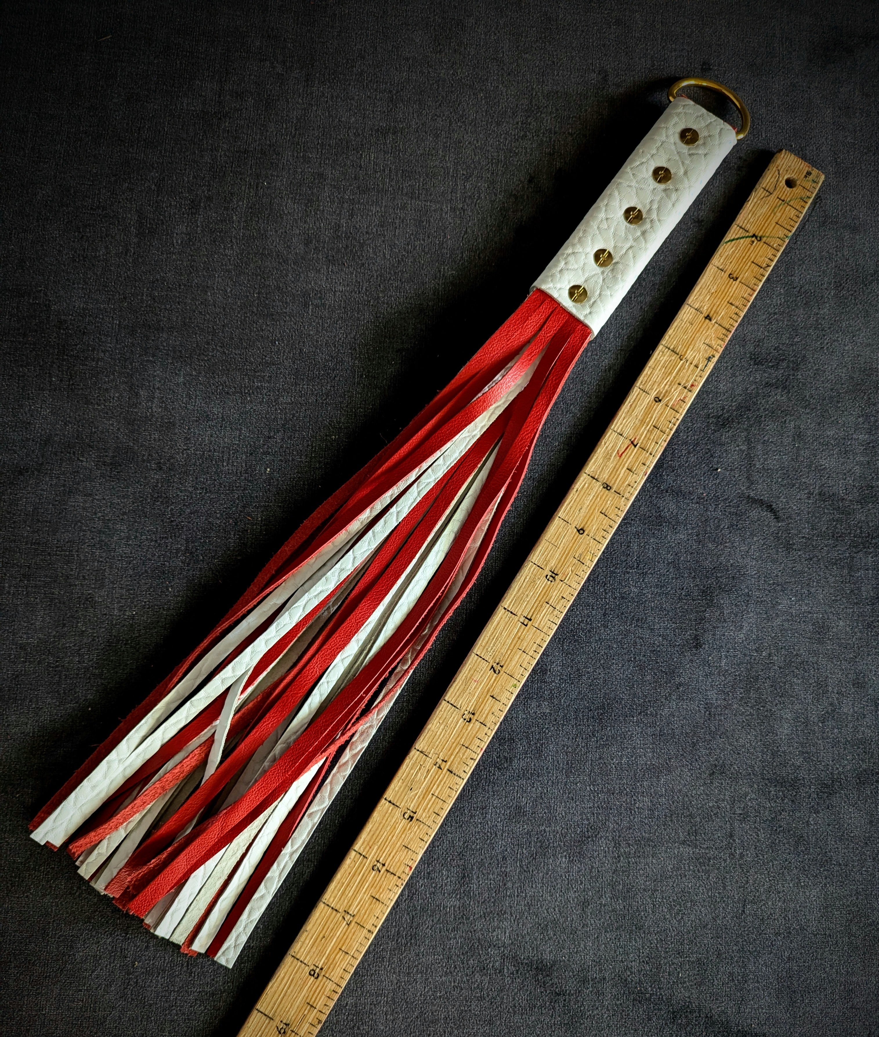 Flogger en cuir 18 po - rouge et blanc