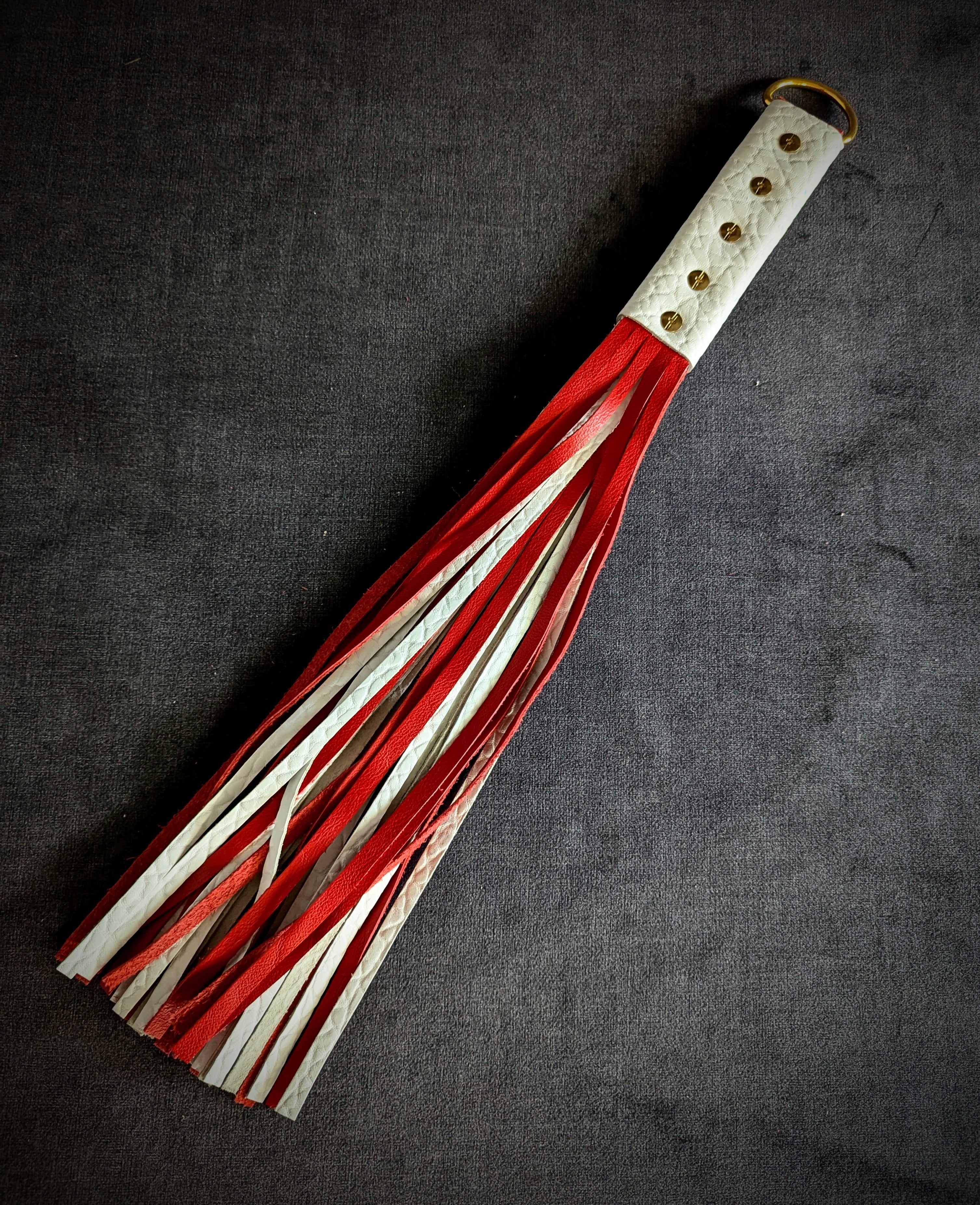 Flogger en cuir 18 po - rouge et blanc